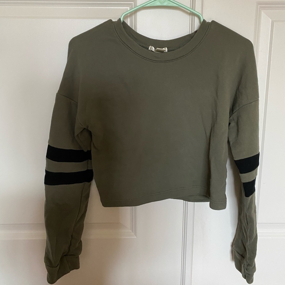 green long sleeve crop